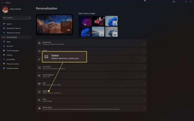 Changing personalization settings in Windows 11 with Taskbar highlighted